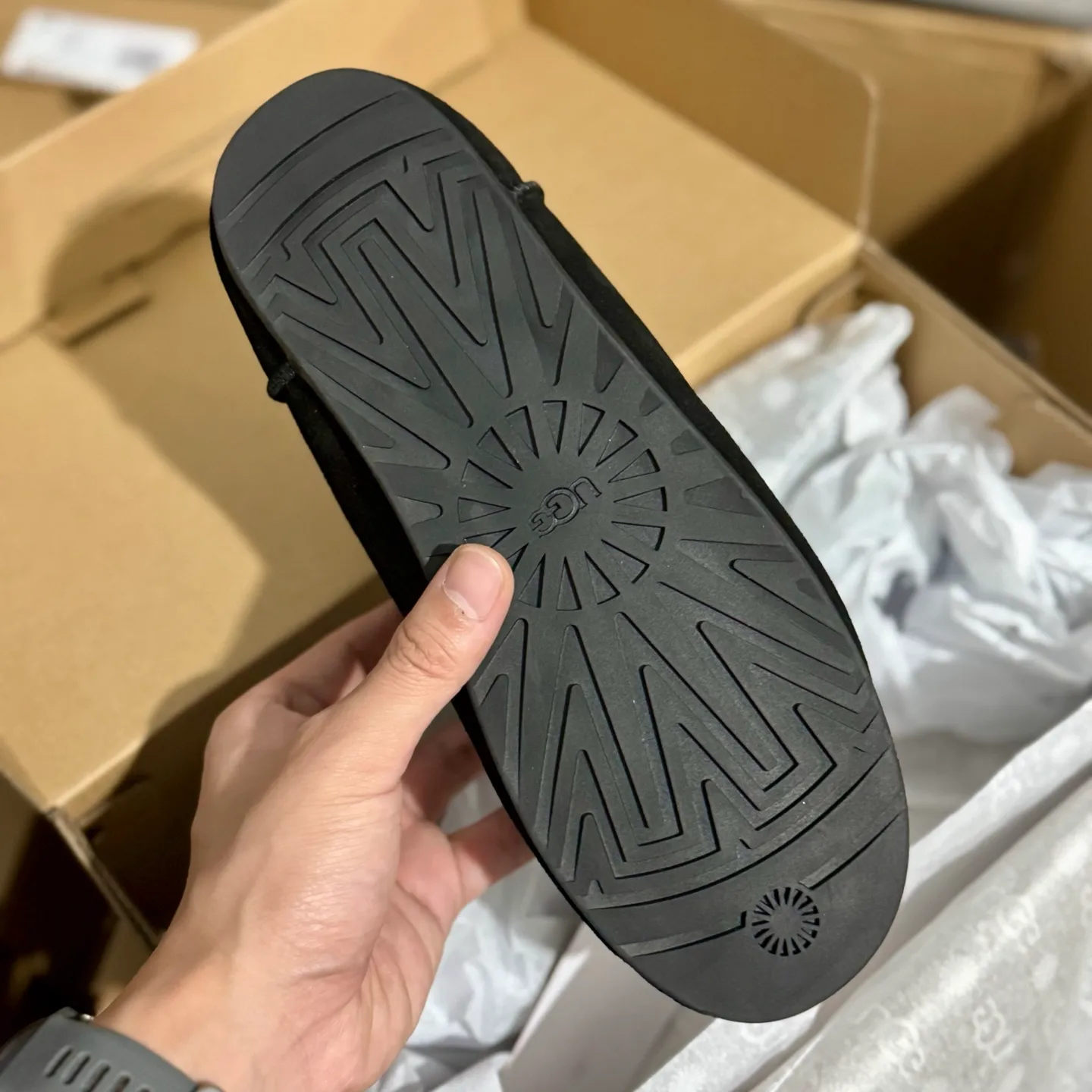 Self-pickup 💰440 Guangzhou original grade ❗️UGG Elea Slip-On Thin slip-on 1171390 Indoor slip-on lazy shoes Independent original development outsole Cashmere insole Keep warm in winter Shoe body material Water-repellent coated suede upper 17mm UGGPURE implanted wool insole Lightweight non-slip comfortable rubber outsole Full package # Size: 35 36 37 38 39 40